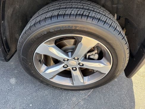 Certified 2022 Jeep Grand Cherokee L Limited w/ Luxury Tech Group II image 5