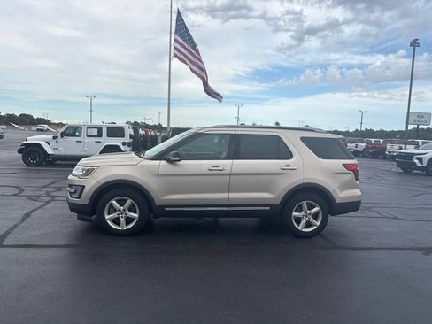 Used 2017 Ford Explorer XLT w/ Equipment Group 202A AWD/4WD image 2