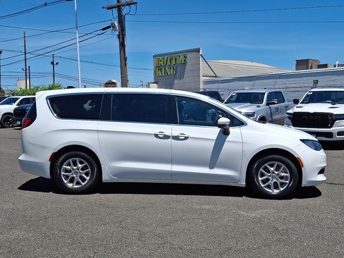 Certified 2023 Chrysler Voyager LX FWD image 8