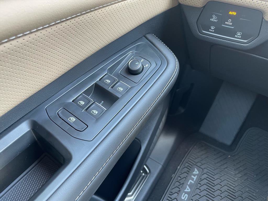New 2026 Volkswagen Atlas Cross Sport SE FWD image 13