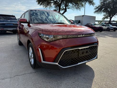 Used 2023 Kia Soul LX w/ LX Technology Package FWD image 1
