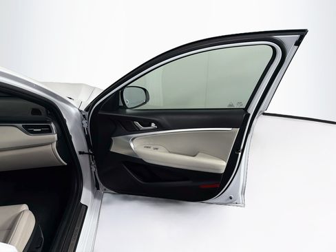 Used 2025 Genesis G70 2.5T RWD image 33