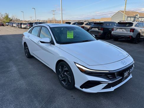 Used 2024 Hyundai Elantra Limited image 3