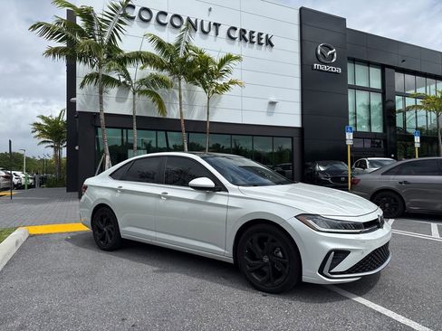 Used 2025 Volkswagen Jetta SE image 2