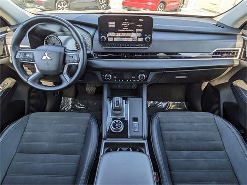 Used 2024 Mitsubishi Outlander SE image 15