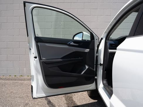 Used 2024 Volkswagen Taos SE w/ Panoramic Sunroof Package AWD/4WD image 15