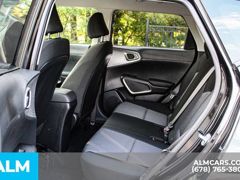 Used 2025 Kia Soul LX w/ LX Technology Package FWD image 17