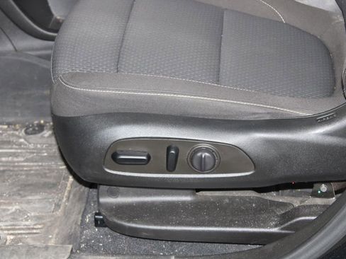 Used 2022 GMC Acadia SLE w/ Driver Convenience Package image 16