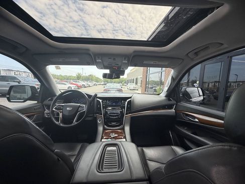 Used 2020 Cadillac Escalade Premium Luxury RWD image 19