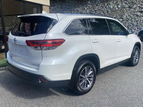 Used 2019 Toyota Highlander XLE AWD/4WD image 2