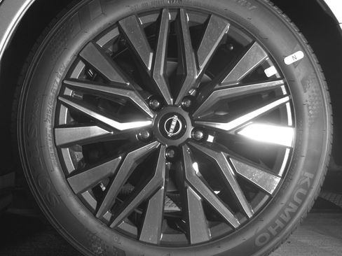 Used 2025 Nissan Sentra SV FWD image 14