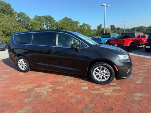 Used 2023 Chrysler Pacifica Touring-L FWD image 4