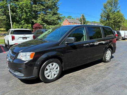 Used 2019 Dodge Grand Caravan SE FWD image 1