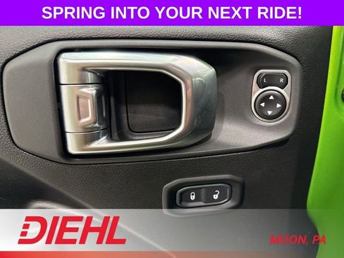Used 2025 Jeep Wrangler Unlimited Rubicon w/ Convenience Group AWD/4WD image 20
