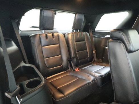 Used 2017 Ford Explorer XLT w/ Equipment Group 202A image 12