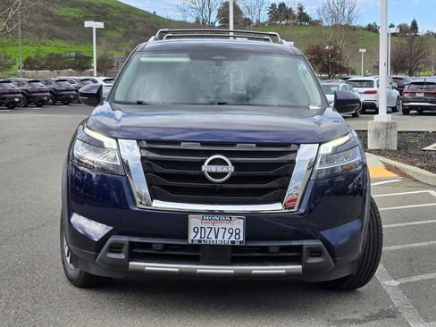 Used 2023 Nissan Pathfinder SL image 2