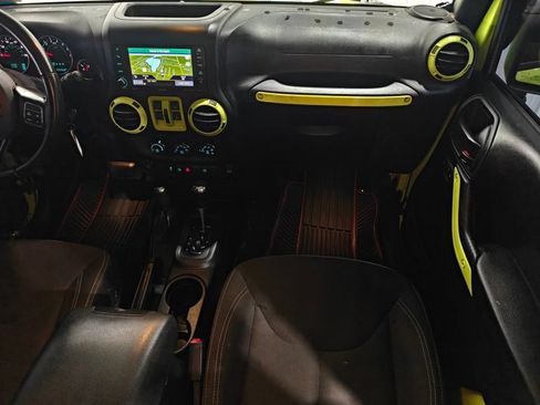 Used 2016 Jeep Wrangler Unlimited Sahara w/ Connectivity Group AWD/4WD image 18
