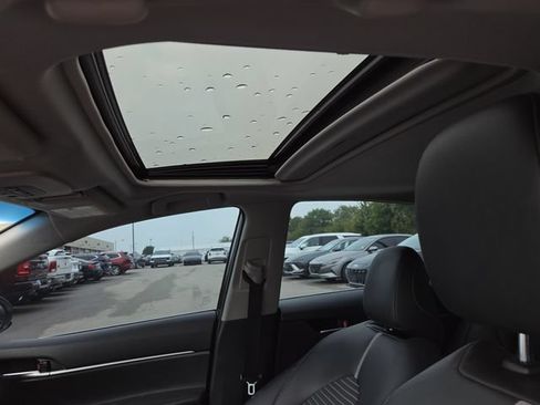 Used 2018 Toyota Camry SE w/ Moonroof Package FWD image 22
