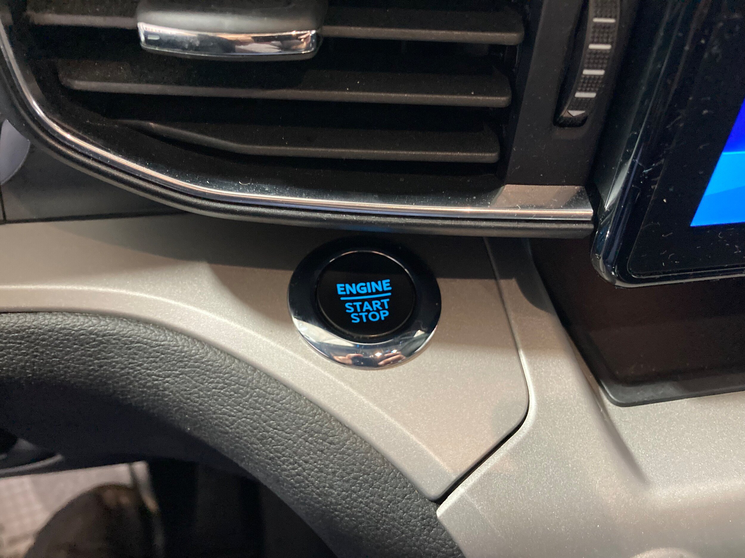 Used 2022 Ford Explorer XLT w/ Equipment Group 202A AWD/4WD image 31