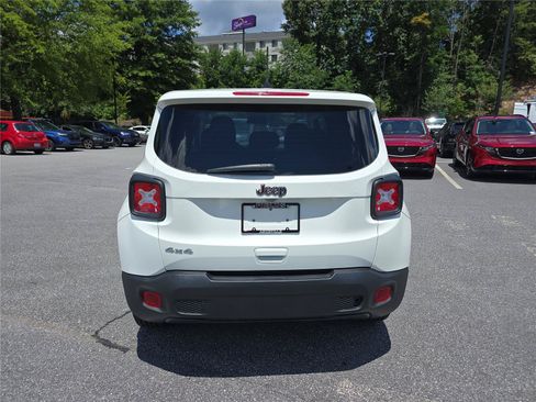 Used 2023 Jeep Renegade Latitude AWD/4WD image 4