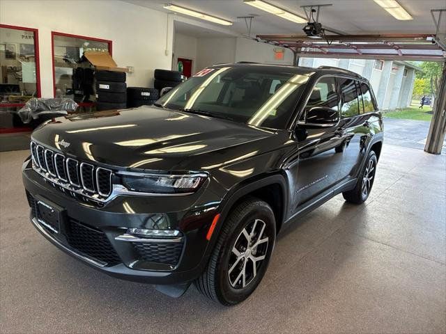 Certified 2024 Jeep Grand Cherokee Limited AWD/4WD image 3