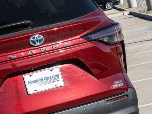 Used 2023 Toyota Sienna XLE image 8