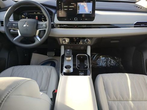 New 2025 Mitsubishi Outlander AWD image 18