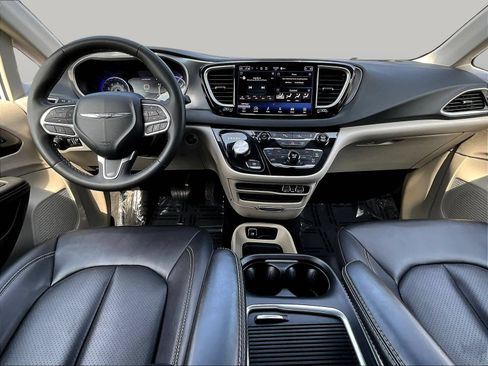 Used 2024 Chrysler Pacifica Touring-L FWD image 10