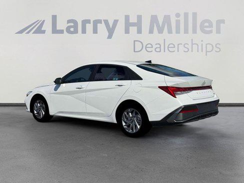 New 2026 Hyundai Elantra Hybrid FWD image 4