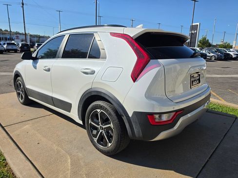 Used 2023 Kia Niro EX FWD image 7