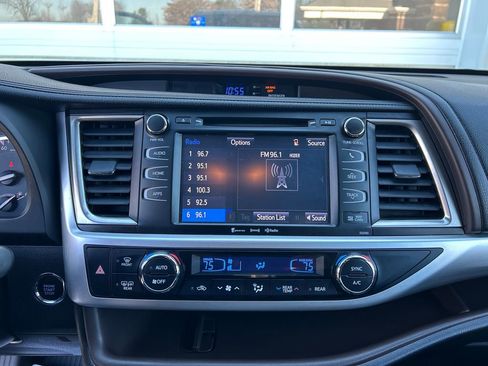 Used 2019 Toyota Highlander XLE image 18