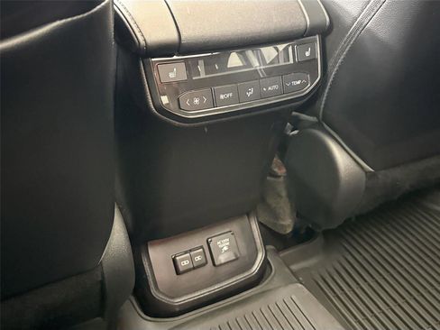 Used 2022 Toyota Highlander Platinum FWD image 38