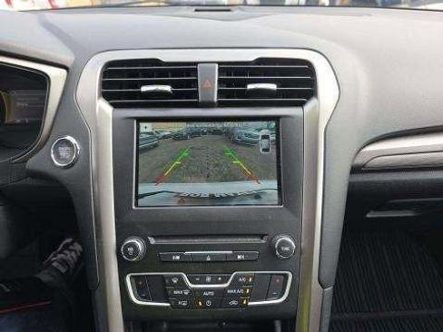 Used 2018 Ford Fusion SE w/ Fusion SE Technology Package image 9