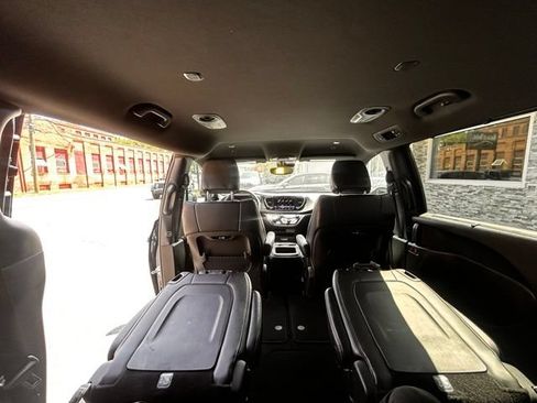 Used 2025 Chrysler Pacifica Select FWD image 17