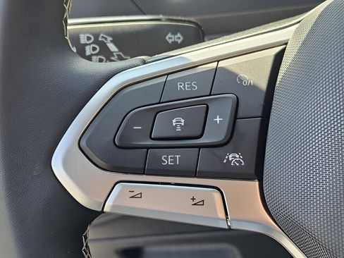 Used 2023 Volkswagen Tiguan SE w/ Panoramic Sunroof Package FWD image 24