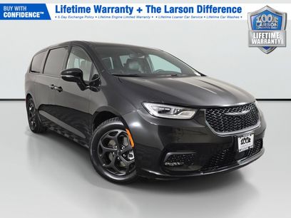 Used 2023 Chrysler Pacifica Limited w/ Uconnect Theater Family Group