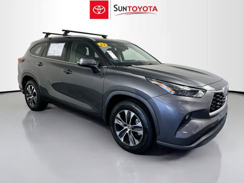 Used 2022 Toyota Highlander XLE FWD image 1