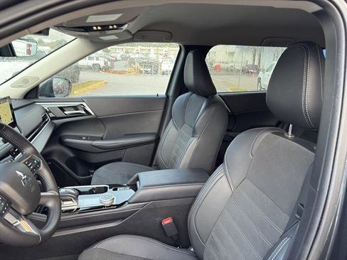 Used 2025 Mitsubishi Outlander SE image 15