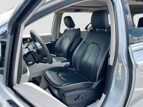 Used 2023 Chrysler Pacifica Limited FWD image 21