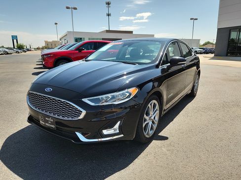Used 2019 Ford Fusion Titanium FWD image 3