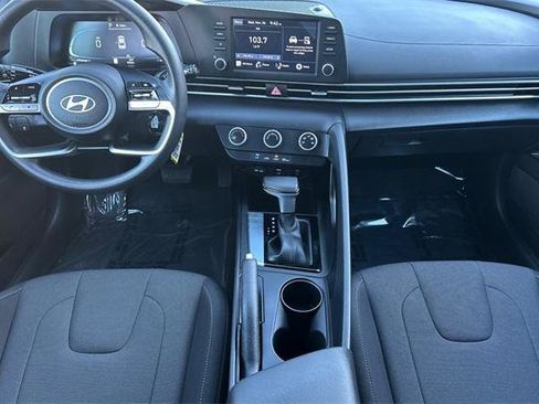 Certified 2025 Hyundai Elantra SE image 14