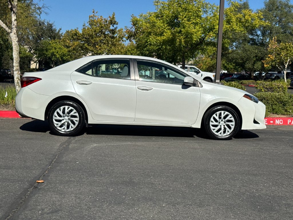 Used 2018 Toyota Corolla LE FWD image 4
