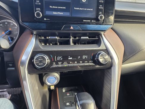 Used 2022 Toyota Venza XLE image 14