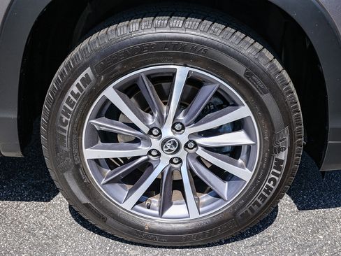 Used 2019 Toyota Highlander XLE image 17