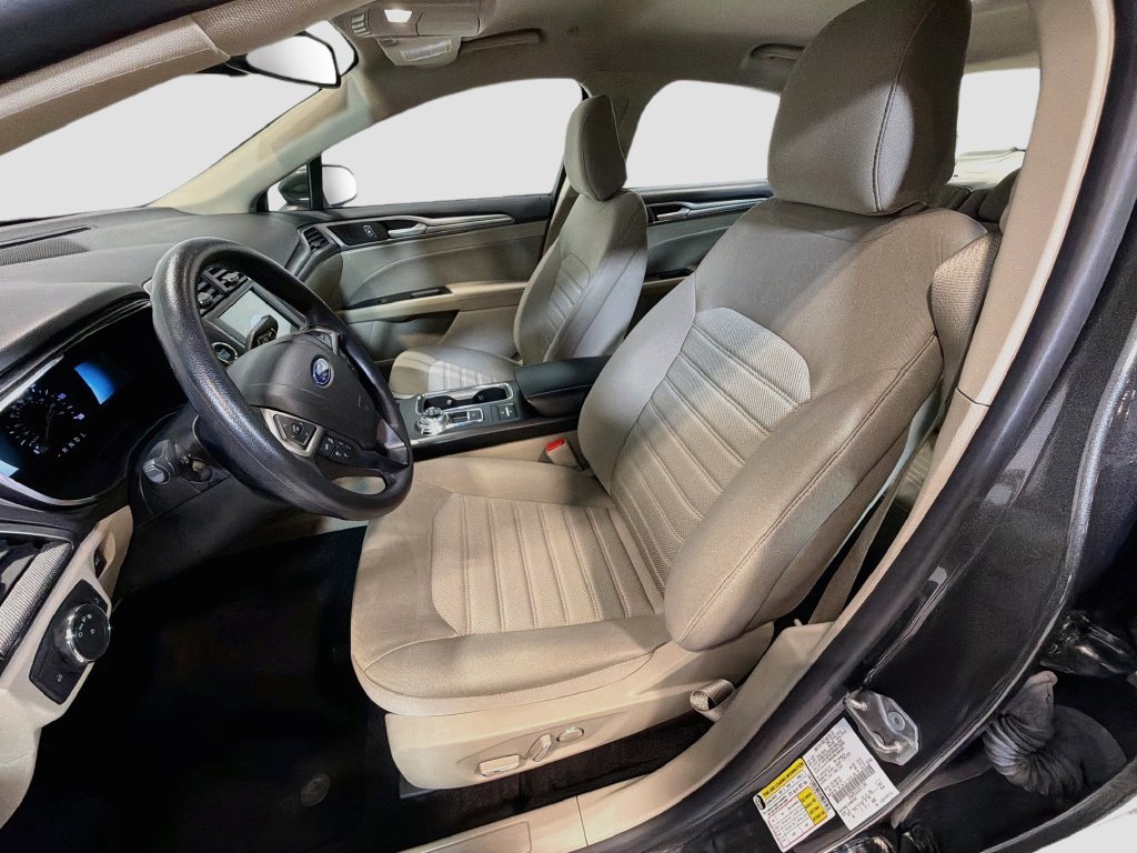 Used 2020 Ford Fusion SE FWD image 22