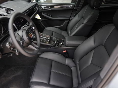 Used 2025 Porsche Macan image 16