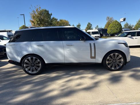 Used 2023 Land Rover Range Rover SE image 3