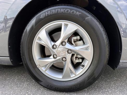 Used 2023 Hyundai Elantra SE FWD image 6