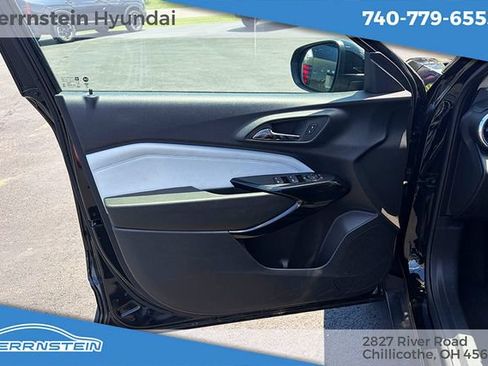 Used 2025 Chevrolet Trax LT FWD image 14