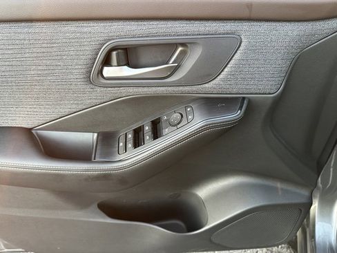 Used 2023 Nissan Rogue SV image 17